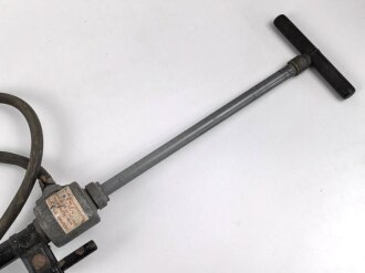 Einheits Luftschutz Handspritze " DMJ". Ungereinigtes Stück, mit dem seltenen Schlauch
