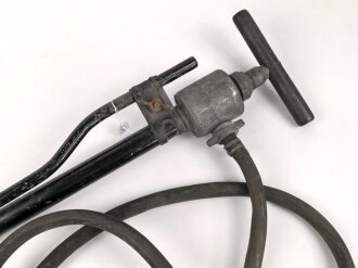 Einheits Luftschutz Handspritze " DMJ". Ungereinigtes Stück, mit dem seltenen Schlauch