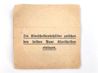 Merkblatt Wehrmacht " Gasmaske und Gasbekleidung im Winter"  Im Klarscheibenbehälter zwischen den beiden Paar Klarscheiben einlegen.