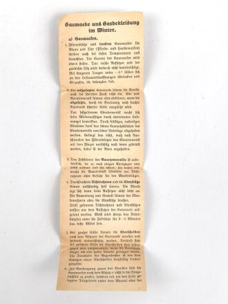 Merkblatt Wehrmacht " Gasmaske und Gasbekleidung im Winter"  Im Klarscheibenbehälter zwischen den beiden Paar Klarscheiben einlegen.
