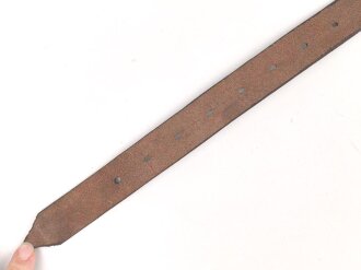 Schnallriemen aus Leder Wehrmacht. Breite 2,5cm, Gesamtlänge 58cm