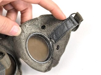 Brille Wehrmacht aus graublauem Leder  mit leicht getönten Gläsern. Guter Gesamtzustand