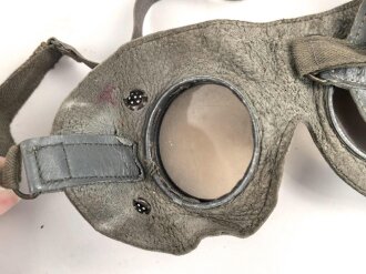 Brille Wehrmacht aus graublauem Leder  mit leicht getönten Gläsern. Guter Gesamtzustand