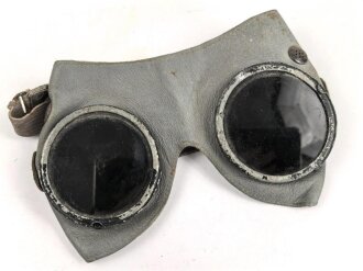 Brille Wehrmacht aus graublauem Leder  mit leicht getönten Gläsern. Getragenes Stück