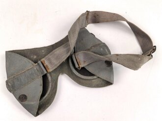 Brille Wehrmacht aus graublauem Leder  mit leicht getönten Gläsern. Getragenes Stück