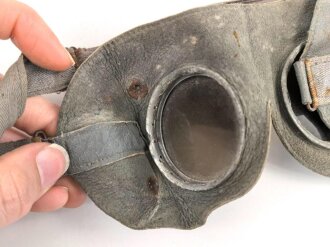 Brille Wehrmacht aus graublauem Leder  mit leicht getönten Gläsern. Getragenes Stück