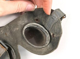 Brille Wehrmacht aus graublauem Leder  mit leicht getönten Gläsern. Getragenes Stück