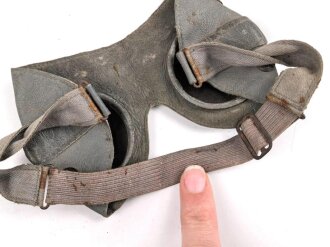 Brille Wehrmacht aus graublauem Leder  mit leicht getönten Gläsern. Getragenes Stück