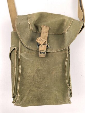 Großbritannien WWII, Carrying bag for MKII Lightweight Service Respirator. D-Day gas mask . Used condition