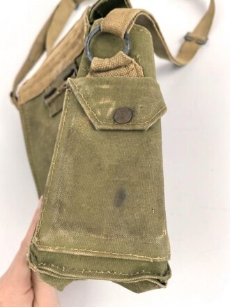 Großbritannien WWII, Carrying bag for MKII Lightweight Service Respirator. D-Day gas mask . Used condition