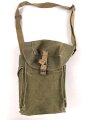 Großbritannien WWII, Carrying bag for MKII Lightweight Service Respirator. D-Day gas mask . Used condition