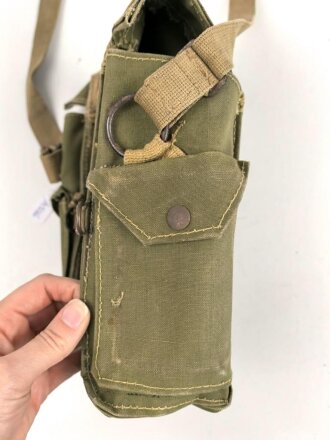 Großbritannien WWII, Carrying bag for MKII Lightweight Service Respirator. D-Day gas mask . Used condition, dated 1944