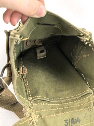 Großbritannien WWII, Carrying bag for MKII Lightweight Service Respirator. D-Day gas mask . Used condition, dated 1944