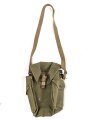 Großbritannien WWII, Carrying bag for MKII Lightweight Service Respirator. D-Day gas mask . Used condition, dated 1944