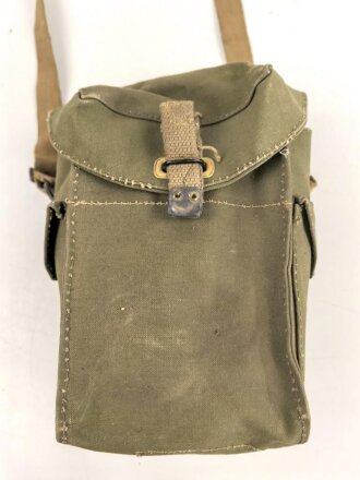 Großbritannien WWII, Carrying bag for MKII Lightweight Service Respirator. D-Day gas mask . Used condition, dated 1944, restocked by Danish Army after WWII