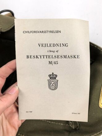 Großbritannien WWII, Carrying bag for MKII Lightweight Service Respirator. D-Day gas mask . Used condition, dated 1944, restocked by Danish Army after WWII