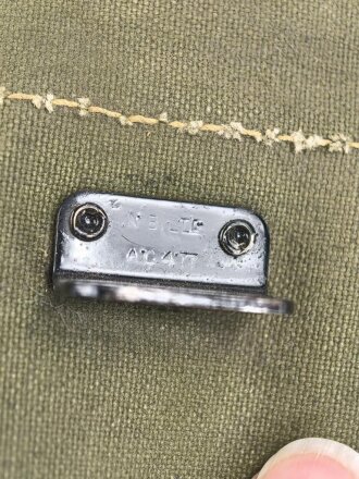 Großbritannien WWII, Carrying bag for MKII Lightweight Service Respirator. D-Day gas mask . Used condition, dated 1944, restocked by Danish Army after WWII