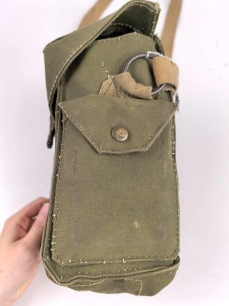 Großbritannien WWII, Carrying bag for MKII Lightweight Service Respirator. D-Day gas mask . Used condition, dated 1944, restocked by Danish Army after WWII