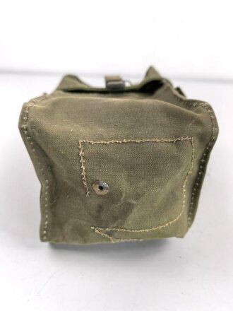 Großbritannien WWII, Carrying bag for MKII Lightweight Service Respirator. D-Day gas mask . Used condition, dated 1944, restocked by Danish Army after WWII