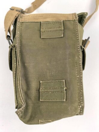 Großbritannien WWII, Carrying bag for MKII Lightweight Service Respirator. D-Day gas mask . Used condition, dated 1944, restocked by Danish Army after WWII
