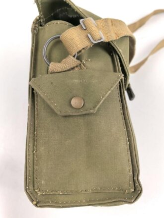 Großbritannien WWII, Carrying bag for MKII Lightweight Service Respirator. D-Day gas mask . Used condition, dated 1944, restocked by Danish Army after WWII