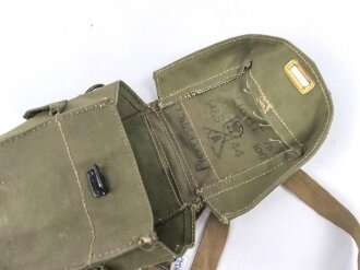 Großbritannien WWII, Carrying bag for MKII Lightweight Service Respirator. D-Day gas mask . Used condition, dated 1944, restocked by Danish Army after WWII