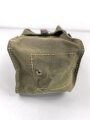 Großbritannien WWII, Carrying bag for MKII Lightweight Service Respirator. D-Day gas mask . Used condition, dated 1944, restocked by Danish Army after WWII