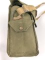 Großbritannien WWII, Carrying bag for MKII Lightweight Service Respirator. D-Day gas mask . Used condition, dated 1944, restocked by Danish Army after WWII