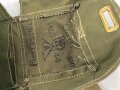 Großbritannien WWII, Carrying bag for MKII Lightweight Service Respirator. D-Day gas mask . Used condition, dated 1944, restocked by Danish Army after WWII