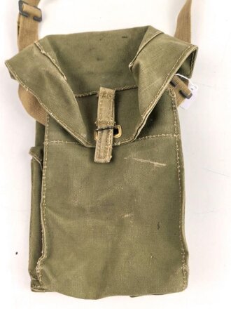 Großbritannien WWII, Carrying bag for MKII Lightweight Service Respirator. D-Day gas mask . Used condition, dated 1944, restocked by Danish Army after WWII