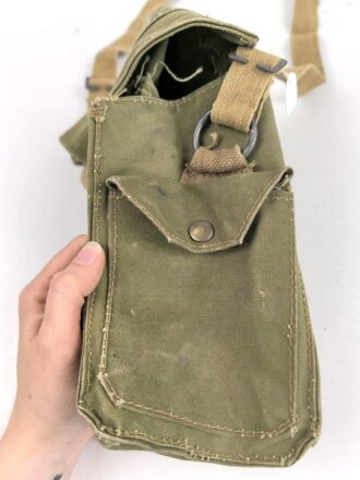 Großbritannien WWII, Carrying bag for MKII Lightweight Service Respirator. D-Day gas mask . Used condition, dated 1944, restocked by Danish Army after WWII