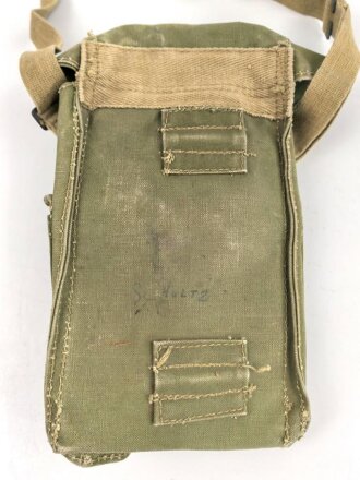Großbritannien WWII, Carrying bag for MKII Lightweight Service Respirator. D-Day gas mask . Used condition, dated 1944, restocked by Danish Army after WWII