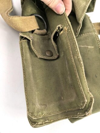 Großbritannien WWII, Carrying bag for MKII Lightweight Service Respirator. D-Day gas mask . Used condition, dated 1944, restocked by Danish Army after WWII