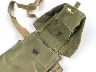 Großbritannien WWII, Carrying bag for MKII Lightweight Service Respirator. D-Day gas mask . Used condition, dated 1944, restocked by Danish Army after WWII