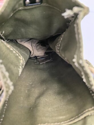 Großbritannien WWII, Carrying bag for MKII Lightweight Service Respirator. D-Day gas mask . Used condition, dated 1944, restocked by Danish Army after WWII