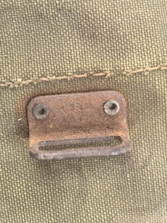 Großbritannien WWII, Carrying bag for MKII Lightweight Service Respirator. D-Day gas mask . Used condition, no strap