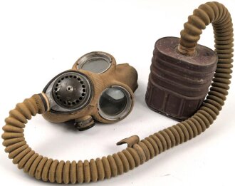 Großbritannien WWII, MK IV Gasmask with extra long tube and filter. Uncleaned, good condition