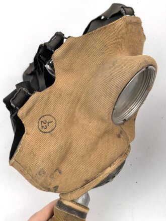 Großbritannien WWII, MK IV Gasmask with extra long tube and filter. Uncleaned, good condition