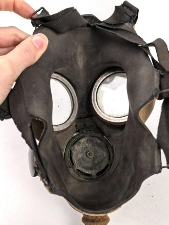 Großbritannien WWII, MK IV Gasmask with extra long tube and filter. Uncleaned, good condition