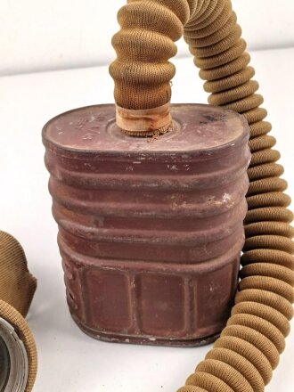 Großbritannien WWII, MK IV Gasmask with extra long tube and filter. Uncleaned, good condition