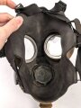 Großbritannien WWII, MK IV Gasmask with extra long tube and filter. Uncleaned, good condition