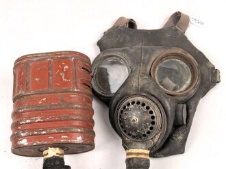 Großbritannien WWII, MK V Gasmask with filter. Uncleaned