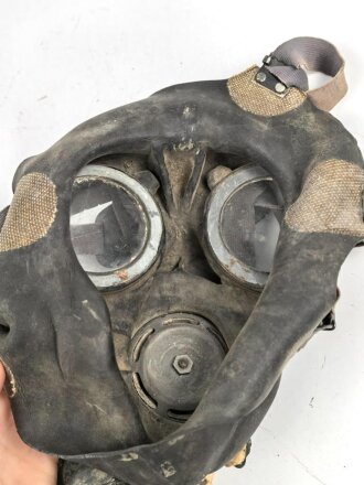 Großbritannien WWII, MK V Gasmask with filter. Uncleaned