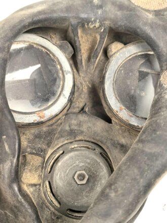 Großbritannien WWII, MK V Gasmask with filter. Uncleaned