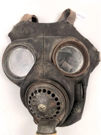 Großbritannien WWII, MK V Gasmask with filter. Uncleaned