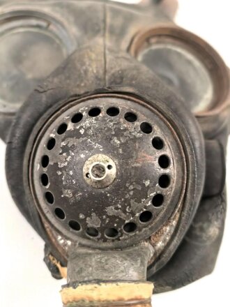 Großbritannien WWII, MK V Gasmask with filter. Uncleaned