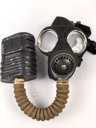 Großbritannien WWII, MK V Gasmask with filter. Uncleaned