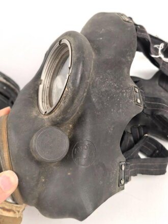 Großbritannien WWII, MK V Gasmask with filter. Uncleaned