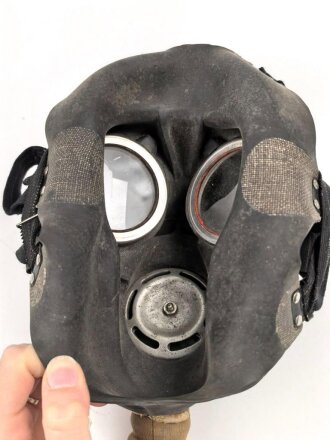 Großbritannien WWII, MK V Gasmask with filter. Uncleaned