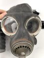 Großbritannien WWII, MK V Gasmask with filter. Uncleaned